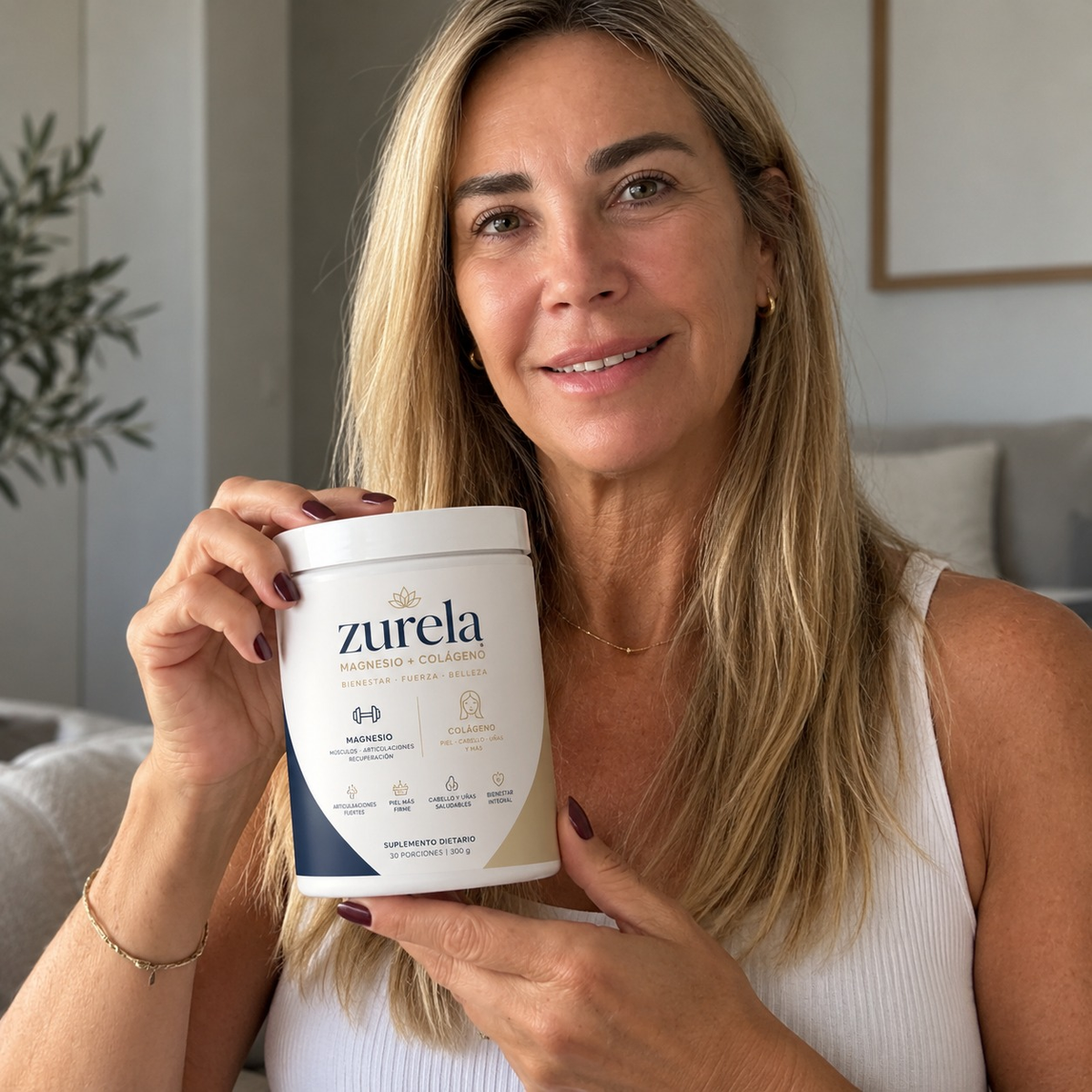 Mujer sosteniendo el pote de Zurela Magnesio + Colágeno